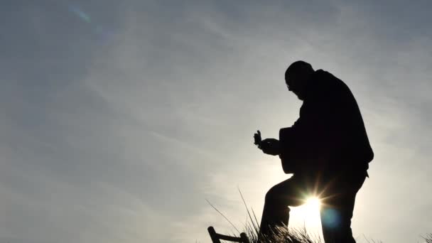 Ενεργό καλλιτεχνική ετών άνδρας παίζει κιθάρα σιλουέτα - Πλάνα, βίντεο