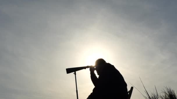 Mann mit Spyglass im Freien Profil Silhouette - Filmmaterial, Video