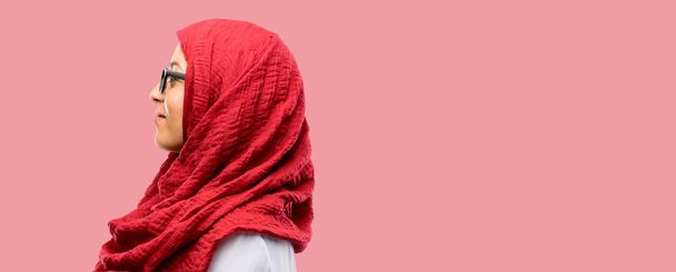 Kendinden emin ve mutlu bir büyük doğal gülümseme gülmek ile hijab giyen genç Arap kadın - Fotoğraf, Görsel