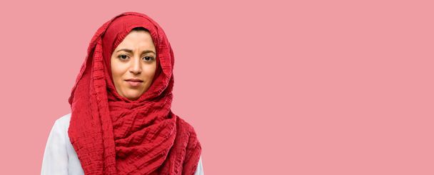 Jonge Arabische vrouw het dragen van hijab geërgerd met slechte houding maken stopbord met hand, zegt Nee, uiting van veiligheid, defensie of beperking, misschien duwen - Foto, afbeelding