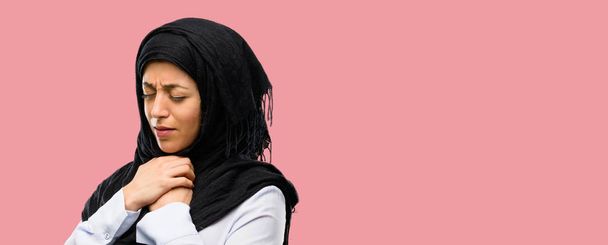 泣いて落ち込んで悲しい感情を表現する悲しみ溢れるヒジャーブを着ている若いアラブ女性 - 写真・画像