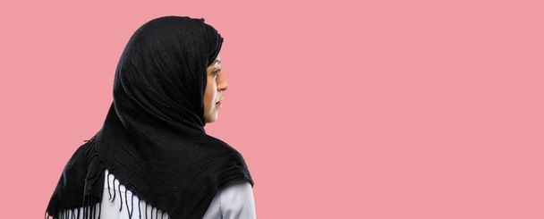 Nuori arabi nainen yllään hijab takapuoli, peruutusnäkymä
 - Valokuva, kuva