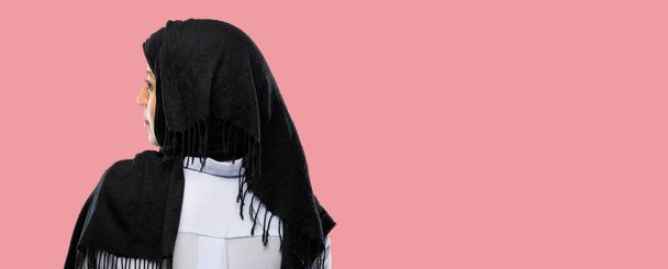 Giovane araba donna indossa hijab posteriore, vista posteriore
 - Foto, immagini