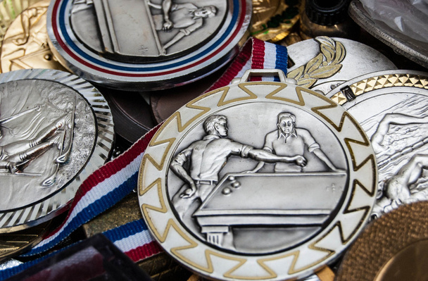 Unique vintage sport medals at flea market in Paris. Billiards, swimming and ski medals. - Valokuva, kuva