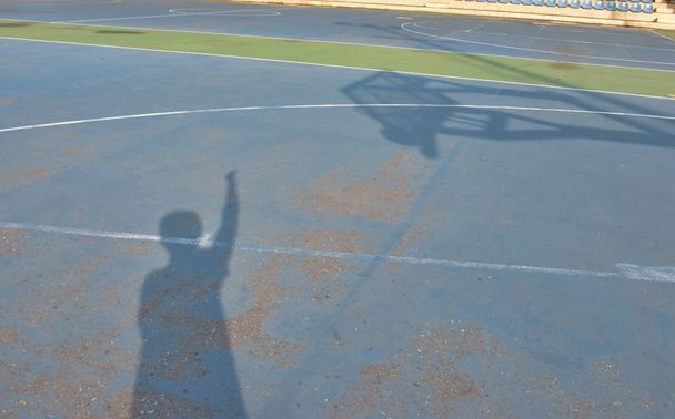 L'ombre du joueur de basket tire balle au court
. - Photo, image