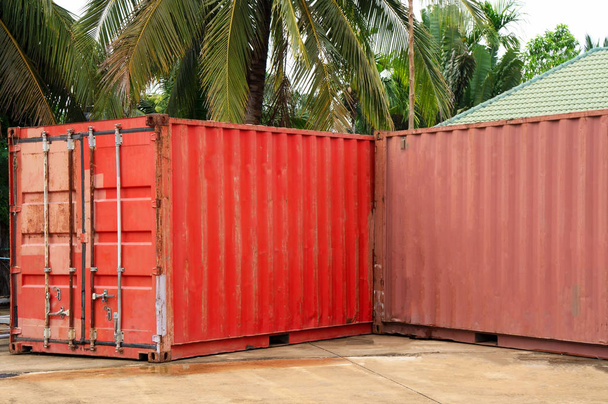 rote Containerschifffahrt für Logistik-Import-Exportgeschäft und Industrie . - Foto, Bild