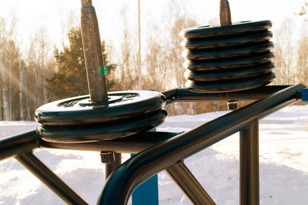 Scheiben am Simulator, der im Winter auf der Straße steht und an der frischen Luft Sport treibt - Foto, Bild