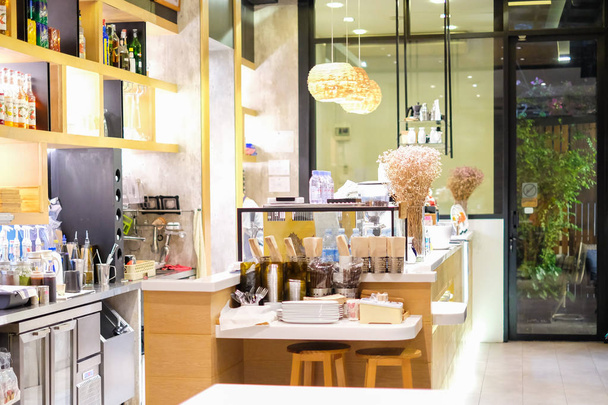 Bangkok, Tailandia - 12 de enero de 2018: Interior cafetería de postres en Ekkamai 12 en venta tostadas de miel, pastel, bebida y helado
. - Foto, Imagen
