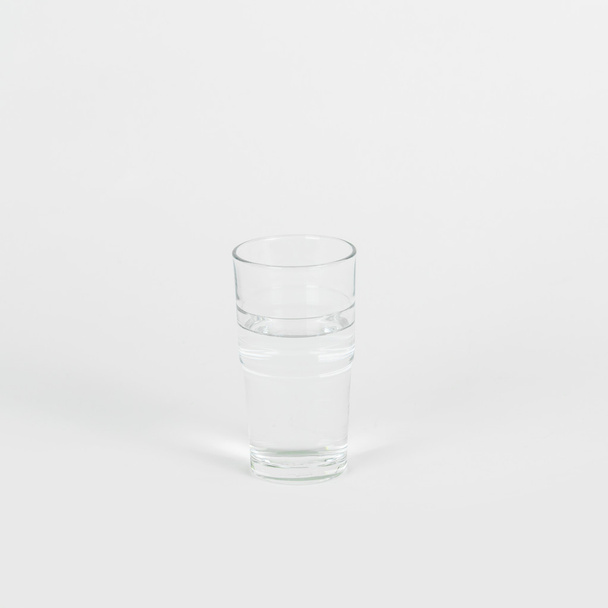 Glas mit Wasser - Foto, Bild
