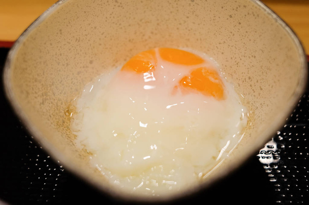 Receta de tamago Onsen (huevo suavemente cocido) en un tazón - concepto de comida japonesa
. - Foto, imagen