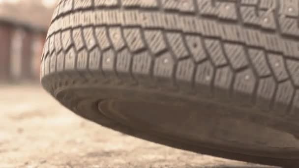 Mechanik drží auto pneumatiky na garáž - Záběry, video