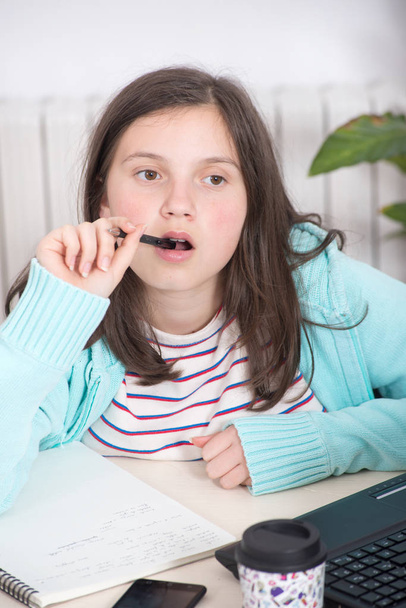 mladá dospívající dívka dělá její domácí úkoly - Fotografie, Obrázek