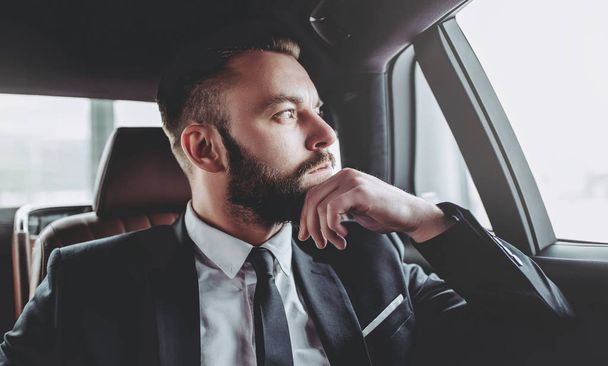 Businessman in car - Fotoğraf, Görsel