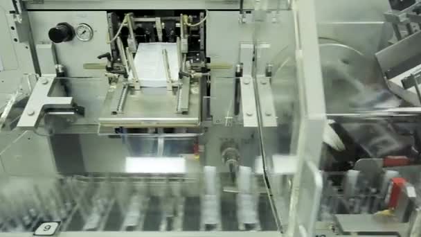 タブレット、カプセル工場で機械を数えます。医薬品工場の生産のための包装ライン - 映像、動画