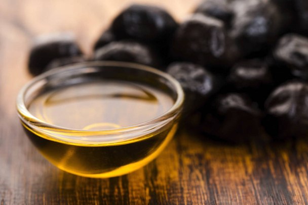 Крупним планом чорні оливки та оливкова олія
 - Фото, зображення