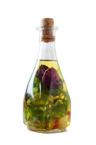 Botellas de aceite de oliva aromático con especias sobre fondo blanco
 - Foto, imagen