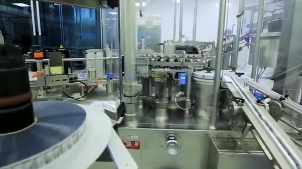 Doldurma ve mühürleme makine ekipman ilaç endüstrisinde ampül. İlaç sanayii. İlaç işçi tablet blister ambalaj makinesi çalışır - Video, Çekim