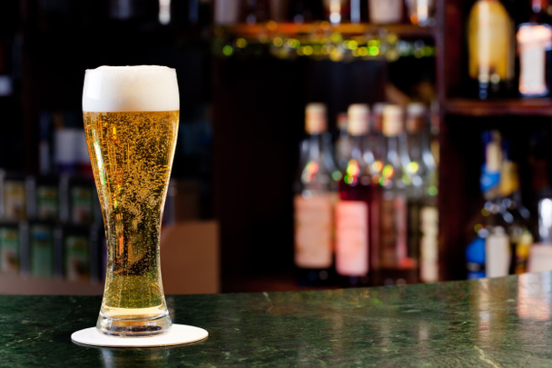 glas met bier - Foto, afbeelding