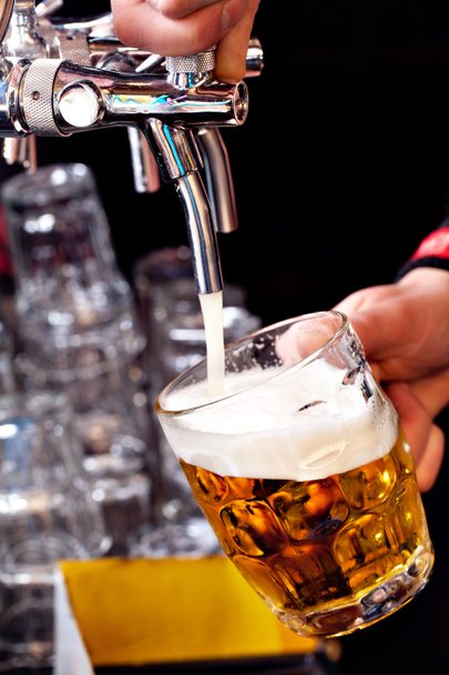 Наливание пива в стакан - Фото, изображение