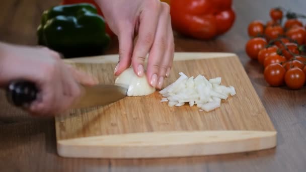 Szakács jöjjön létre egy hagyma, egy késsel - Felvétel, videó