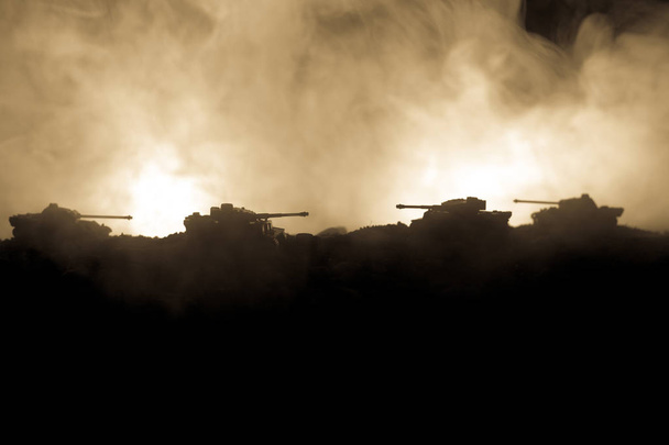 Concetto di guerra. Silhouette militari scena di combattimento su sfondo cielo nebbia di guerra, Serbatoi tedeschi della guerra mondiale Silhouettes Below Cloudy Skyline Di notte. Scena dell'attacco. Veicoli blindati. Battaglia serbatoi - Foto, immagini