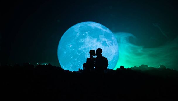 Siluetti pari suutelee täysikuun aikana. Mies suudella tyttö käsi täysikuu siluetti tausta. Ystävänpäivä sisustus käsite. Siluetti rakastava pari suudella vastaan täysikuu
 - Valokuva, kuva