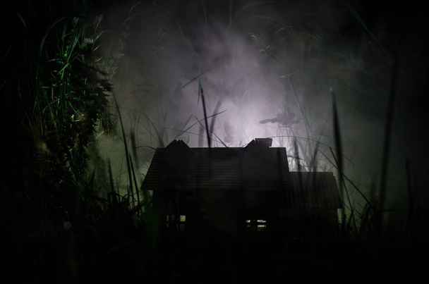 Παλιό σπίτι με ένα φάντασμα τη φεγγαρόλουστη νύχτα ή εγκαταλειφθεί στοιχειωμένο σπίτι του τρόμου στην ομίχλη. Παλιά mystic Βίλα με σουρεαλιστική μεγάλο πανσέληνο. Έννοια τρόμου αποκριές. - Φωτογραφία, εικόνα