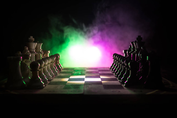 Šachy desková hra koncept podnikatelských nápadů a precizní strategie a soutěž myšlenek. Šachové figury na tmavém pozadí se kouře a mlhy. Obchodní vedení a důvěru koncept. Selektivní fokus - Fotografie, Obrázek