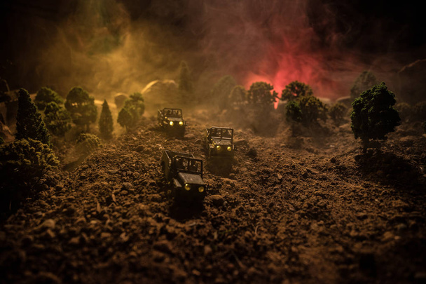 Concepto de guerra. Siluetas militares peleando escena en el fondo del cielo niebla de guerra, Soldados de la Guerra Mundial Siluetas debajo del horizonte nublado Por la noche. Escena de ataque. Enfoque selectivo Batalla de tanques. Decoración
 - Foto, Imagen
