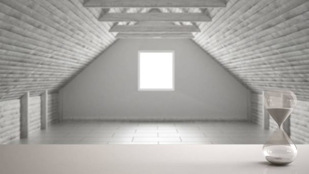 Witte tafel of plank met kristal zandloper kopiëren meten van de passerende tijd over wazig lege ruimte, mezzanine, zolder, het platform interieur, ruimte achtergrond - Foto, afbeelding