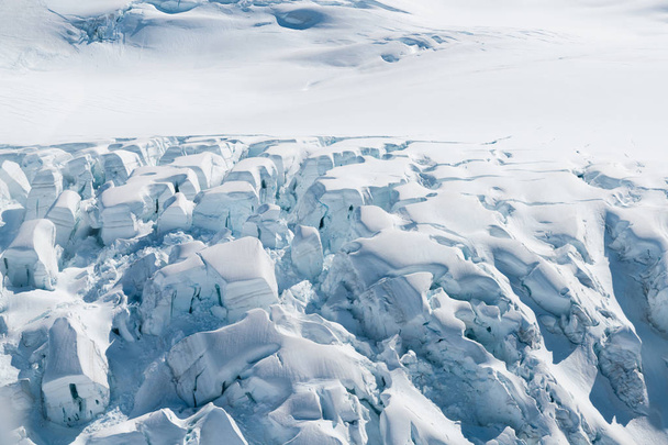 Lumimaa vuoren rinteellä, Uusi-Seelanti talvikauden luonnonmaisema tausta
 - Valokuva, kuva