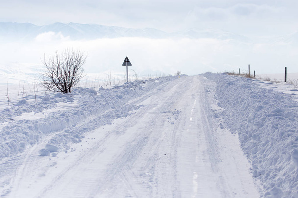 Road in the snow in the foothills - Fotografie, Obrázek