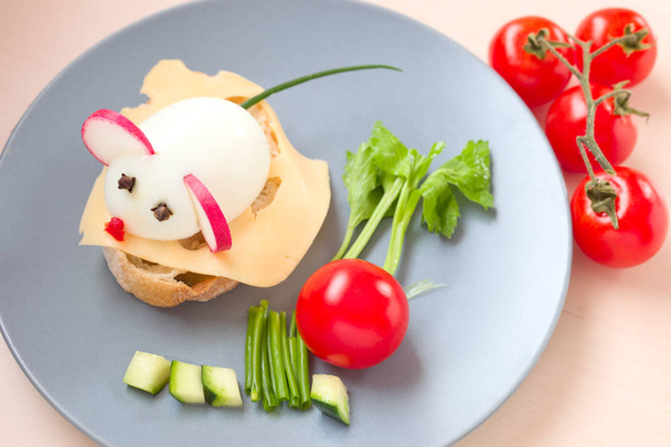Αστεία τροφίμων, σάντουιτς με τυρί με ποντίκι ραπανάκι - Φωτογραφία, εικόνα