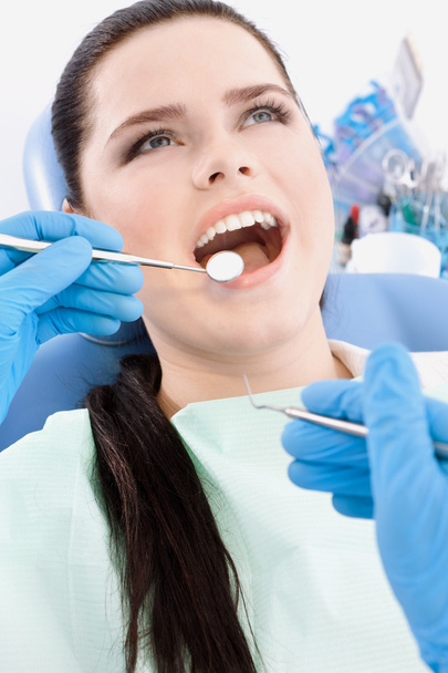 Dentist examines the mouth of the patient - Foto, Imagen