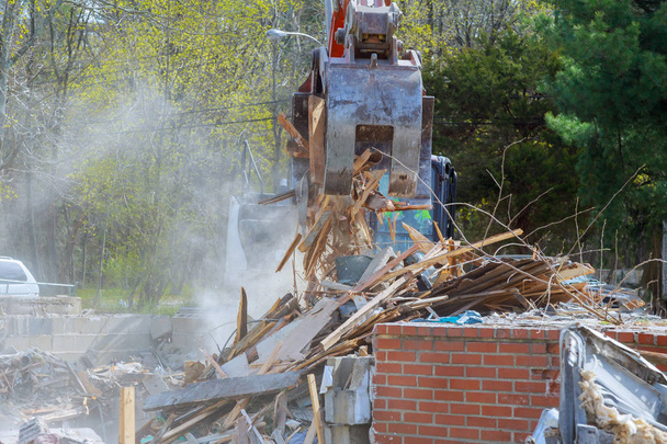 Démolissage d'une excavatrice pour un nouveau projet de construction d'une vieille maison
 - Photo, image