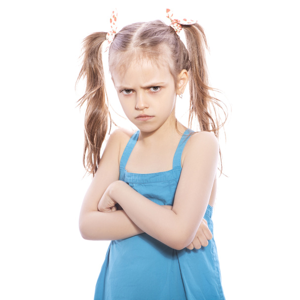 Młoda Dziewczyna Brunetka siedem lat w niebieskiej sukience na biały na białym tle. Zły, nieszczęśliwy i smutny emocje na twarzy - Zdjęcie, obraz