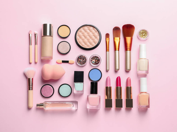 Flat lay composition with decorative cosmetics on color background - Foto, Bild