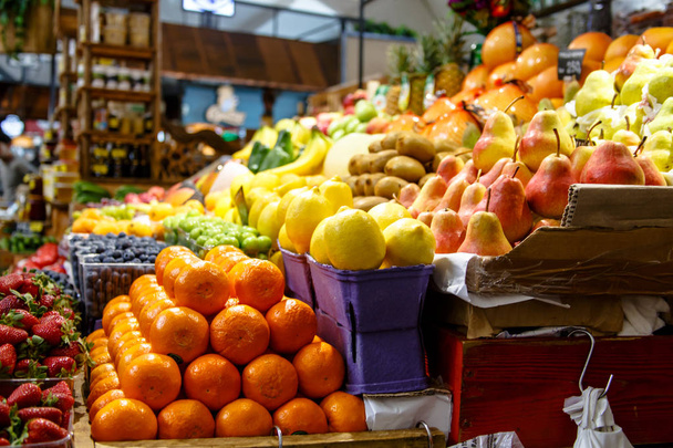 Sinaasappelen en andere groenten en fruit zijn op de markt. - Foto, afbeelding