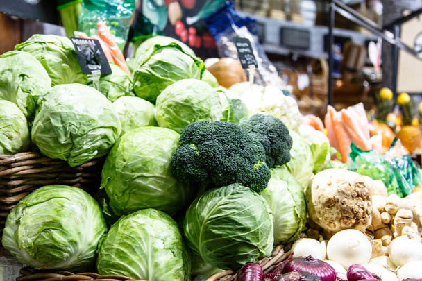 Cabbage, broccoli and other vegetables are on the market. - Foto, Imagem