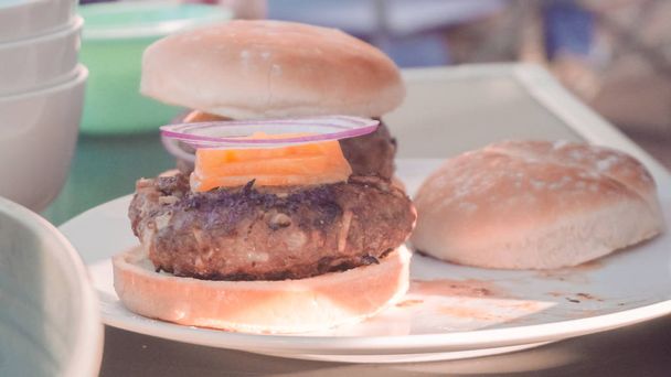 klassischer Rindfleisch-Burger - Foto, Bild