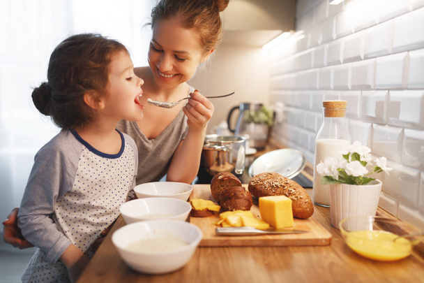 bir aile kahvaltı hazırlanması. Günaydın anne ve çocuk kızı aşçı püresi - Fotoğraf, Görsel