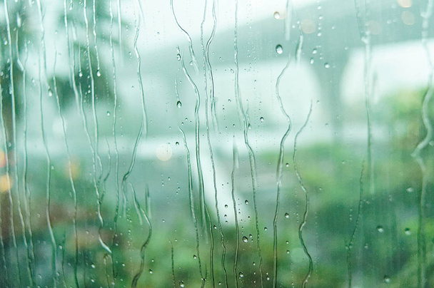 Windows の背景に座っている悲しい女性の雨滴の選択と集中 ロイヤリティフリー写真 画像素材