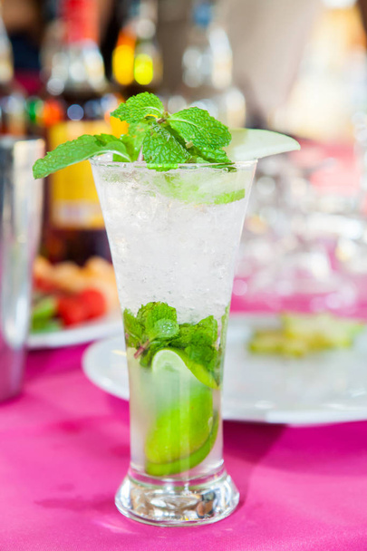 Mojito-Limettensaft-Cocktail mit Minzblatt - Foto, Bild