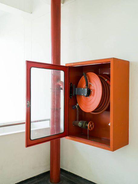 Hasicí přístroj s různými druhy hasicích přístrojů nachází v bílé zdi. Kopírovat text a obsah - Fotografie, Obrázek