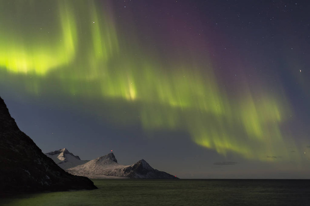 Espectacular aurora boreal, hermosas luces boreales sobre el
 - Foto, imagen