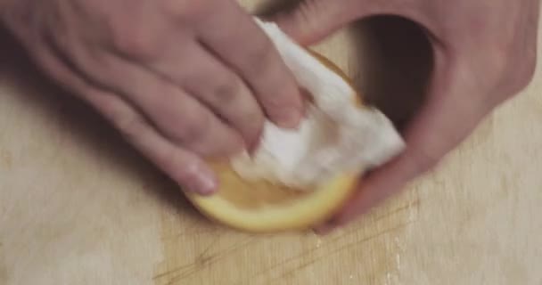 napkins dry an orange slice and get rid of juice - Imágenes, Vídeo