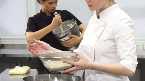 Giovane attraente chef femminile sorridente alla fotocamera durante la cottura
 - Filmati, video