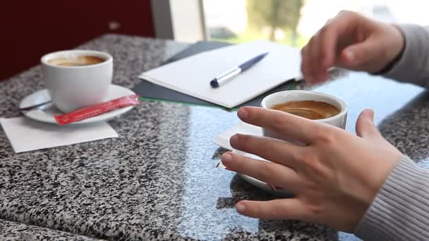 Γυναίκα χέρια προσθέτοντας ζάχαρη στον καφέ και ανακατεύοντας σε καφετέρια - Πλάνα, βίντεο