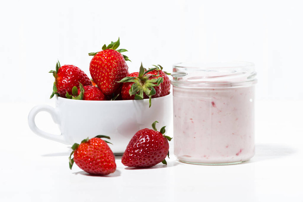 strawberry yogurt and fresh berries on a white background - Foto, afbeelding