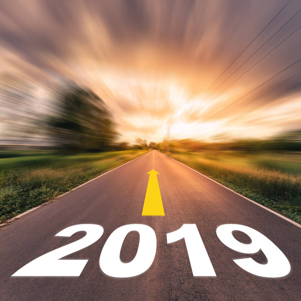 Lege asfaltweg en Nieuwjaar 2019 concept. Rijden op een lege weg naar doelen 2019. - Foto, afbeelding